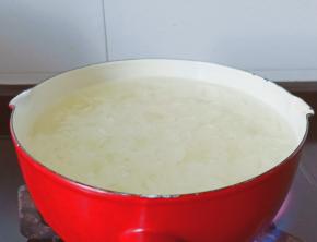 需要再加一点水，开大火将银耳煮开。