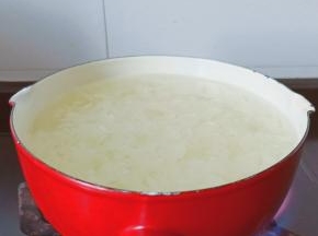 需要再加一点水，开大火将银耳煮开。