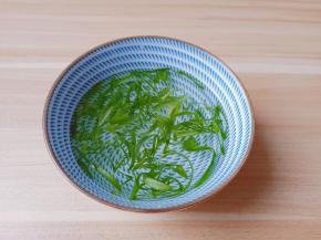 小香葱取葱青位置，反复将葱多次对折，斜着切丝放入碗里，可以去除葱的辛辣味，同时葱丝容易打卷。