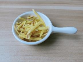 生姜切细丝。