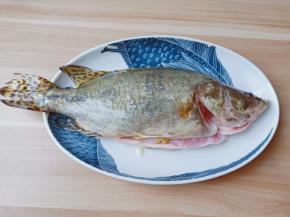 桂鱼搁在鱼盘，鱼肚子放一点香葱与生姜丝。