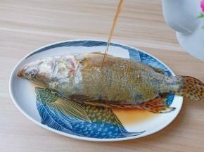 淋上料酒去腥。