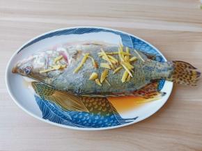 表面撒上生姜丝。