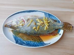 表面撒上生姜丝。