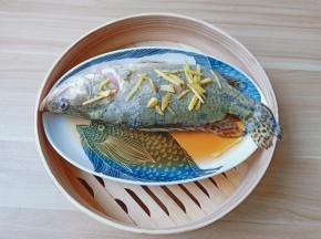 将码好味的桂鱼放蒸笼上，水开后上锅蒸10分钟。