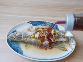 蒸好的桂鱼淋上生抽。