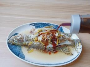 蒸好的桂鱼淋上生抽。