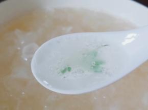 煮到银耳出现胶质。