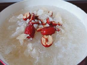 继续开中小火炖煮15分钟。