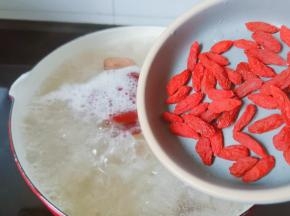 看红枣炖的涨开枸杞炖。