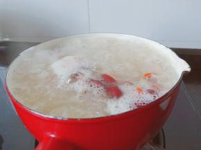 继续开中小火炖五分钟关火。