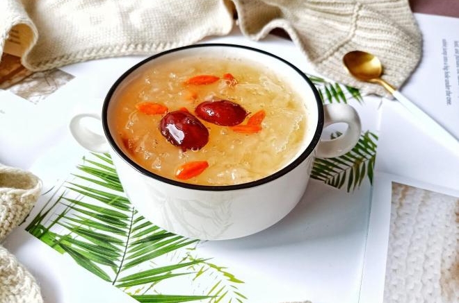 银耳红枣枸杞羹