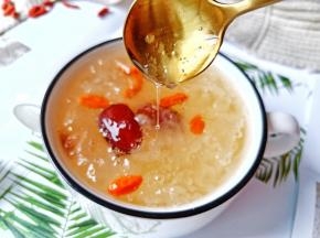 炖好的银耳羹都可以拉丝状态。