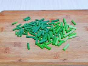 蒜薹冷水冲洗，再切段。