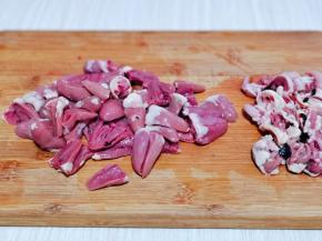 鸭心切掉头部，再从中间切开，如果有血块需要挖出。