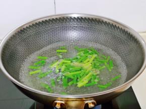蒜薹焯水，水烧开后，下蒜薹大火煮1分钟捞出过凉水。