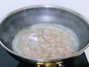 鸭心焯水:冷水下锅，大火烧开，煮2分钟捞出，用温水冲洗干净。