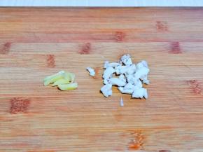 姜蒜去皮切碎。