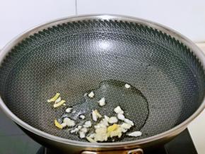 起油锅，加入姜蒜炒香。