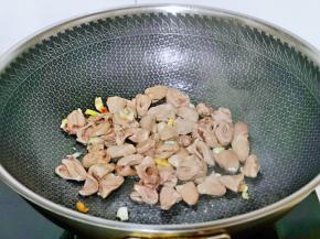 下入焯过水的鸭心翻炒。