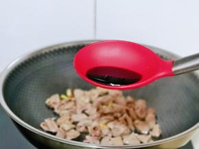 加入生抽，料酒，蚝油翻炒，