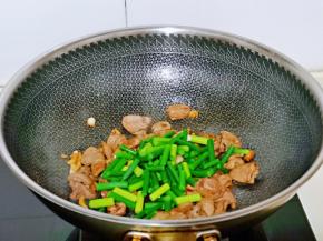 加入焯水的蒜薹。