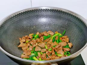 加入白砂糖，快速翻炒1分钟关火出锅。