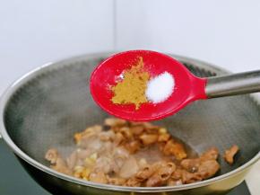再按个人口味加入盐，十三香翻炒将鸭心炒至8分熟。