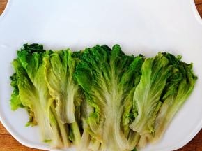生菜码入盘中