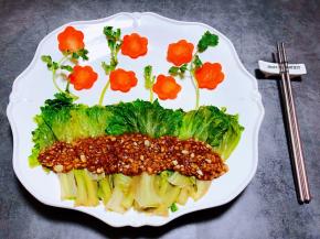 调匀的蚝油蒜蓉均匀的淋在生菜上面即大功告成了