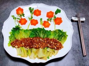 调匀的蚝油蒜蓉均匀的淋在生菜上面即大功告成了