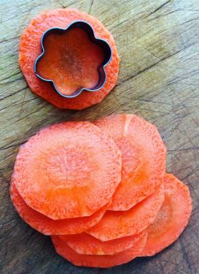 胡萝卜切片用模具依次压出花朵胡萝卜