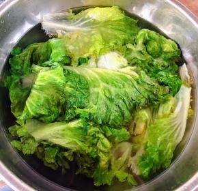 生菜放入冷水中过凉后沥干水份备用