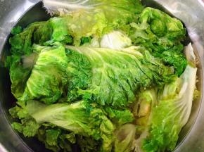 生菜放入冷水中过凉后沥干水份备用