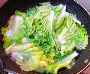锅中烧开水放入生菜烫一下立即捞出