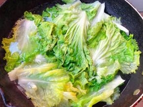 锅中烧开水放入生菜烫一下立即捞出