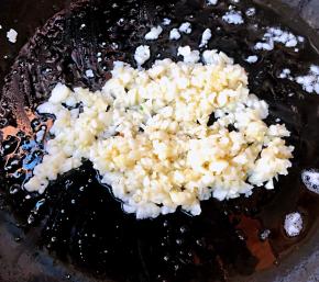 锅中放入底油加热放入蒜粒爆香