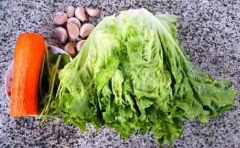 准备原材料生菜、蒜、胡萝卜、香菜