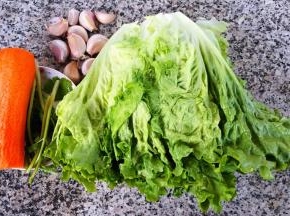 准备原材料生菜、蒜、胡萝卜、香菜