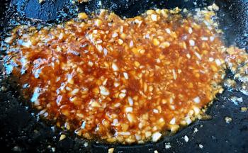 蒜粒成金黄色倒入蚝油翻炒入味