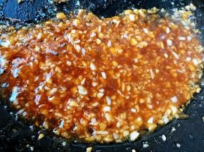 蒜粒成金黄色倒入蚝油翻炒入味