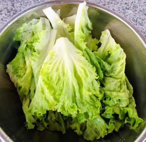 生菜用清水浸泡一会儿干净掰成片状