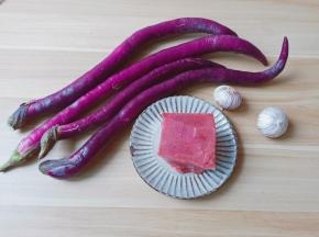 茄子可以选择长茄子或者圆茄子。