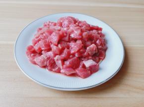 牛肉切长条再切小粒。