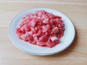 牛肉切长条再切小粒。