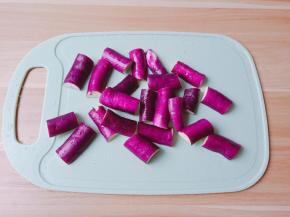 茄子切寸段再对半切开。