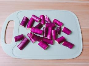 茄子切寸段再对半切开。