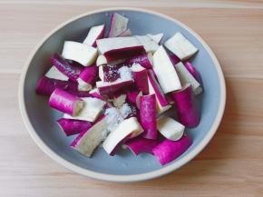 撒一点盐在茄子里。