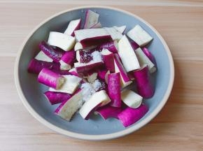 撒一点盐在茄子里。