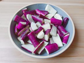 用筷子把盐和茄子搅拌在一起腌制10分钟。